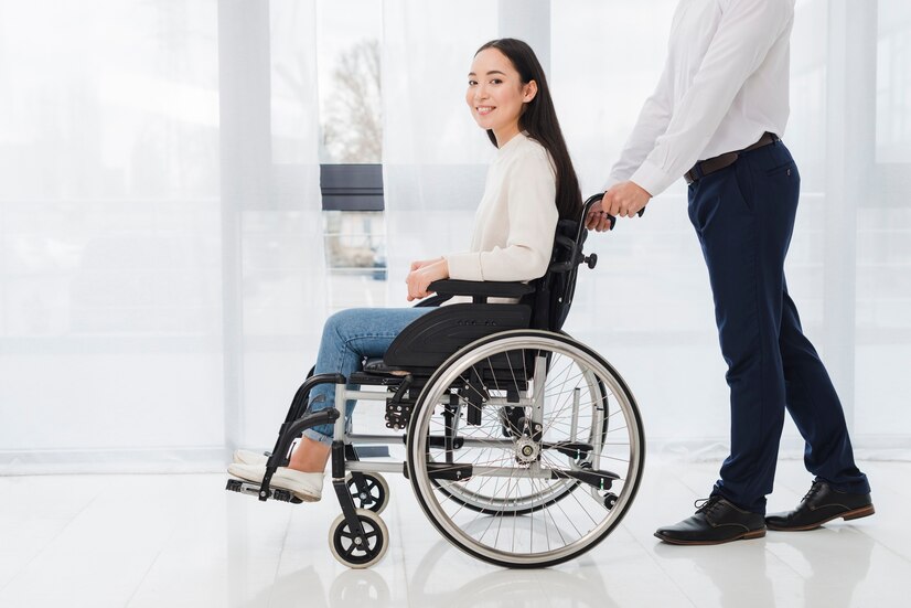輪椅是一種用於代替行走的輔助工具